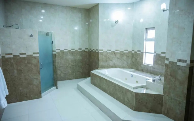 17 Residence For 15 People With Pool