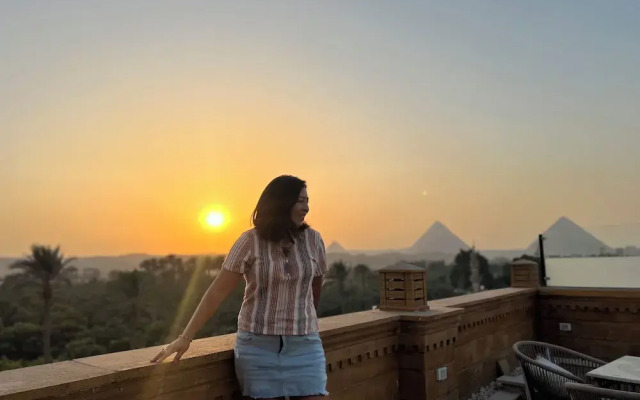 Taj pyramids view inn