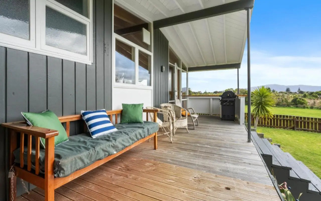 Queenie - Waikanae Beach Holiday Home