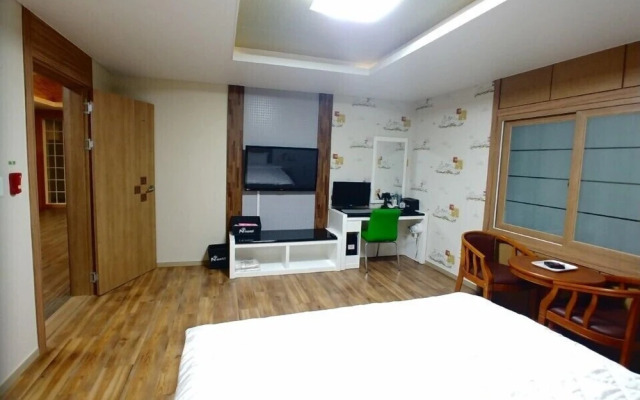 N Motel