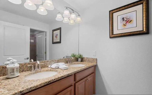 Amazing 4bdr Near Parks w Pool