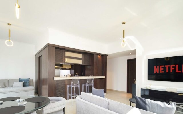 LUX  The Stunning Fountain View Suite