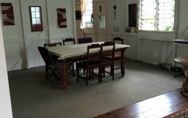 Colonial Lodge