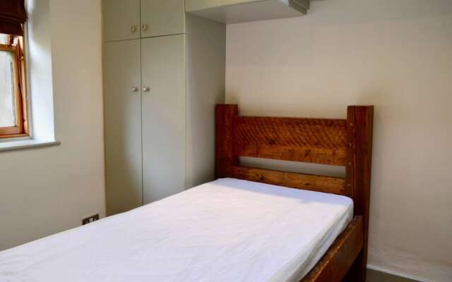 2 Bedroom Edinburgh Flat on Quiet Cobbled Street