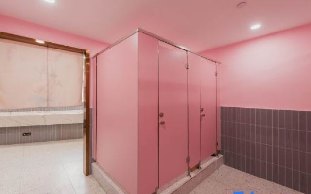 STAR HOTEL (Shanghai Hongqiao Weining Road Subway Station)