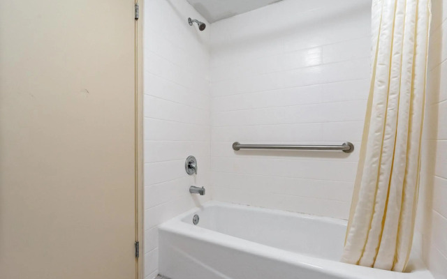 Chicago Club Inn & Suites