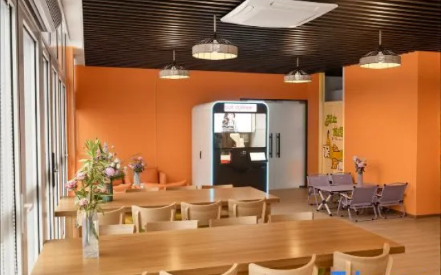 Ailuwei International Youth Hostel (Qingdao Taidong Pedestrian Street Beer Museum) — 2-star hotel in Qingdao