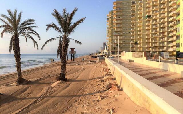Beachfront and Bright Apartment