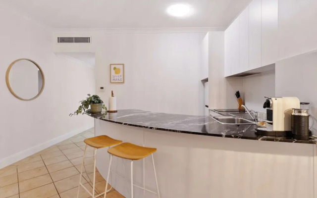 Cozy Waterfront - Free Parking Pool