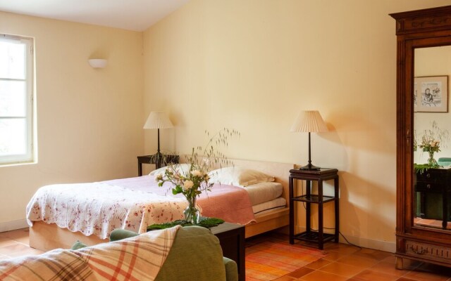 Secluded Holiday Home in Rustrel With Swimming Pool