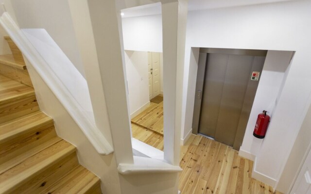 ALTIDO Chic 1BR Apt w/balcony close by Graça Viewpoint & tram stops