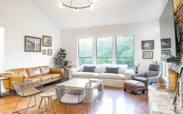 Shaded Getaway w/ BBQ & Fire Pit in Austin!