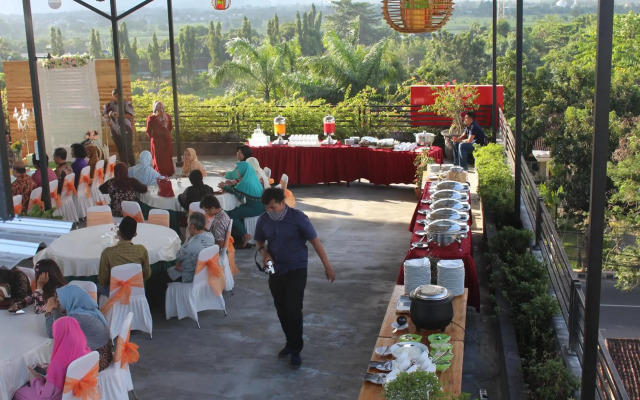 Pratama Hotel and Convention