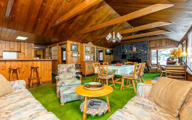 Deja Blue~mary Lake Boathouse~full of Charm!