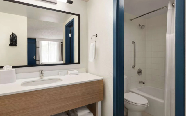 Spark by Hilton Sarasota Siesta Key Gateway