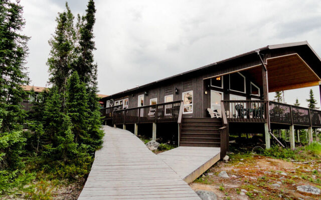 Selwyn Lake Lodge