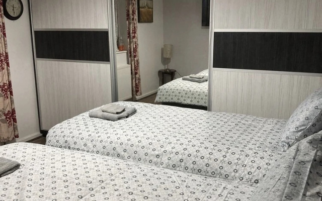 Impeccable 2-bed House Near City Centre