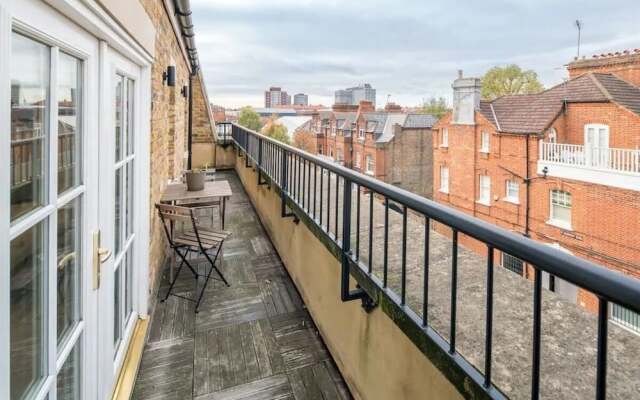 Light And Airy 1Bed Barons Court Flat Lift And Balcony