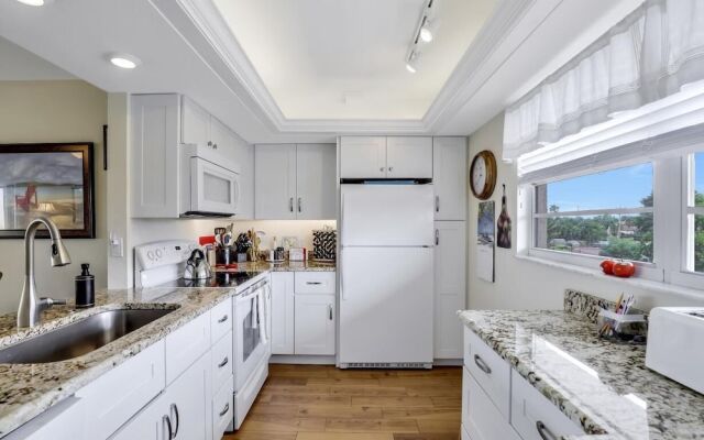 Island-style Condo With Pool, spa and Steps to Beach