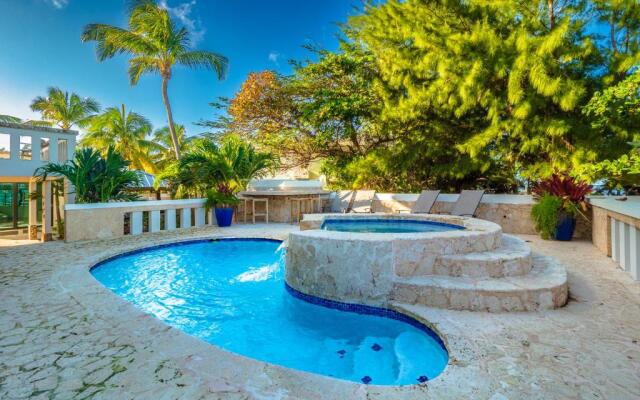 Newly Renovated 8 Bedroom Ocean Front Villa with Pool