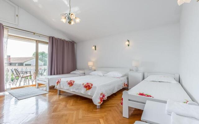 Apartments and Rooms Lago Rupa