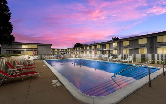 HomeTowne Studios by Red Roof Painted Post