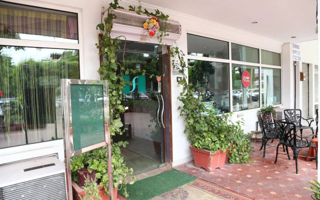 OYO 821 Sarao Hotel