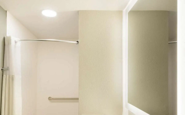 Super 8 by Wyndham Meadow Wood Courtyard