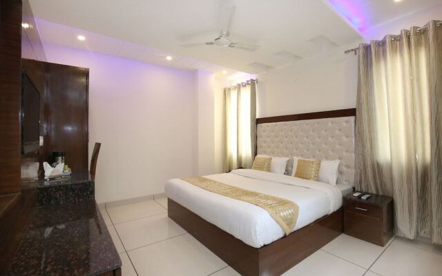 OYO 9420 Hotel Silver Palm