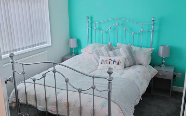 Charming 2-bed House in Fleetwood, England