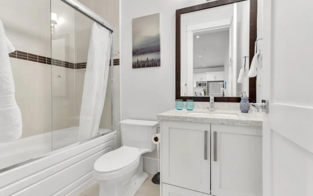 Vancouver West Cozy Retreat by Host Launch