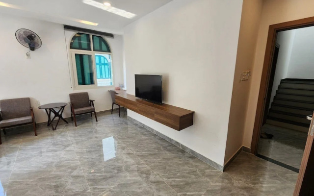 10 Bedroom Apartment 300m From The Sea