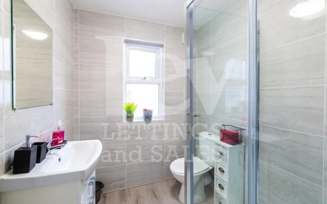 Lush Apartment 5 Bedroom House - WBR