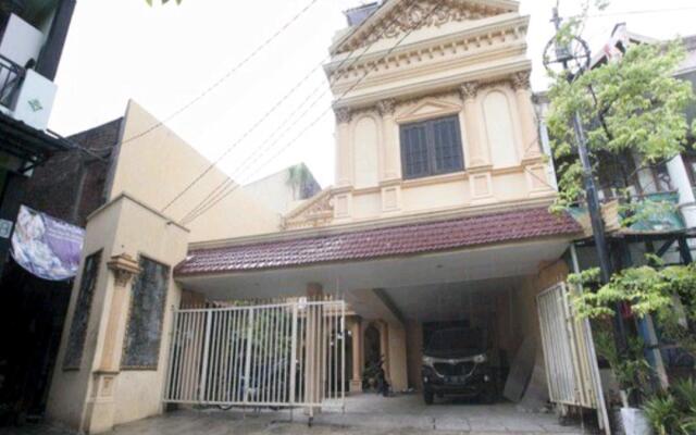 RedDoorz near Mall Ciputra World Surabaya