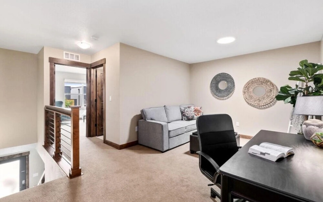 Spectacular Townhome Near Breweries and River District!