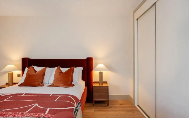 Stylish City Flat With Private Balcony