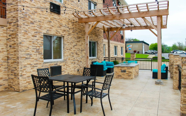 Clarion Pointe Bettendorf - Quad Cities