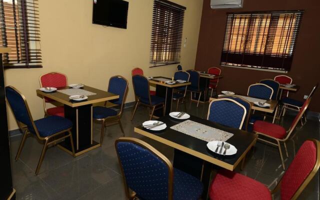 Momak 1 Hotel & Suites