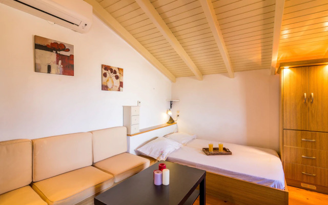 Paxos Couple House By Konnect
