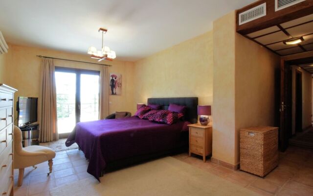 Luxurious Villa With Private Pool, Easily Accessible, in Spectacular Scenery