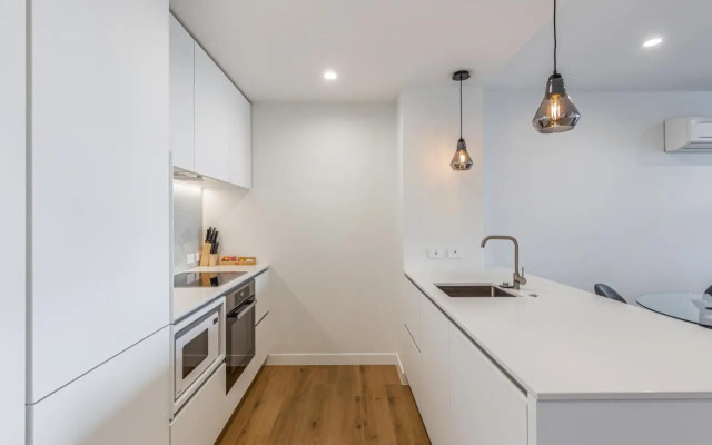 Stylish Apt With Balcony And Full Amenities