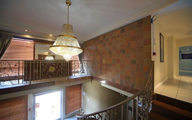 Savoy Lodge Cape Town