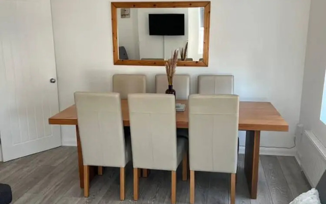 Impeccable 5-bed Apartment in Southend-on-sea