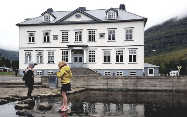 Hafaldan HI Hostel - Harbour building