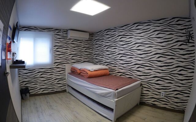 HI Guest House - Hostel