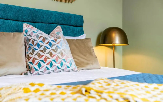 Stylish 4 Bed-town Centre