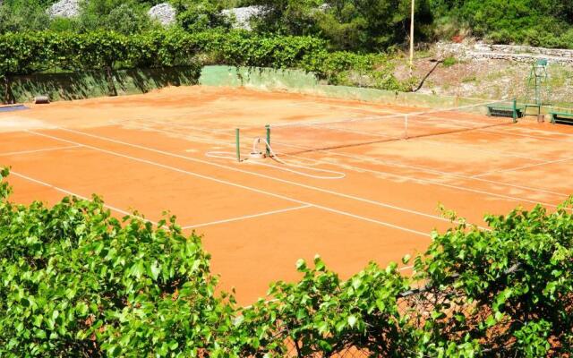 Tennis court Studio Slivje with pool