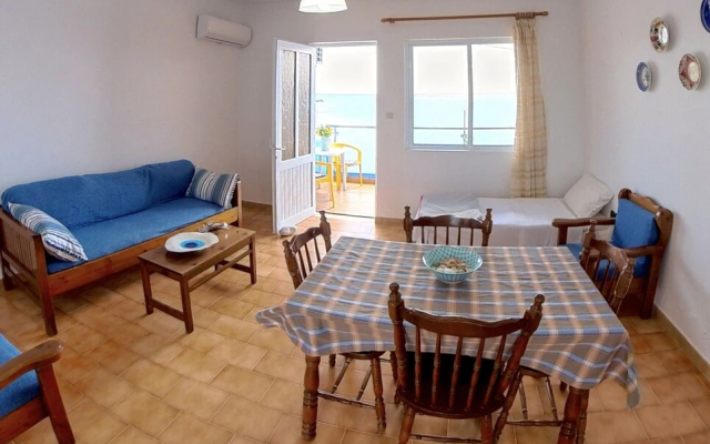 Blue House Beach Apartment - Sleeps 4 & Balcony