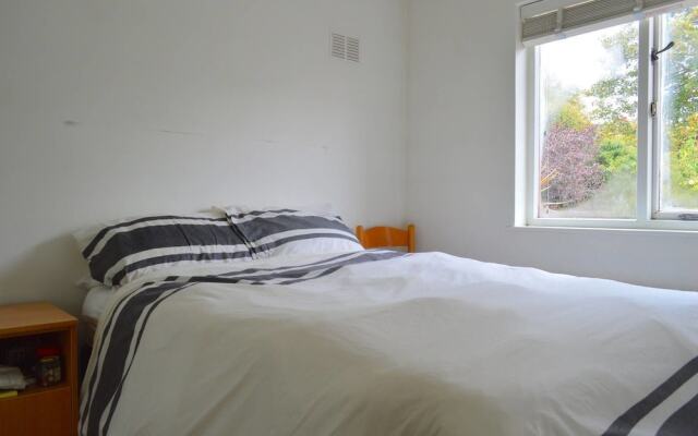 Spacious 1 Bedroom Flat Minutes From Oval