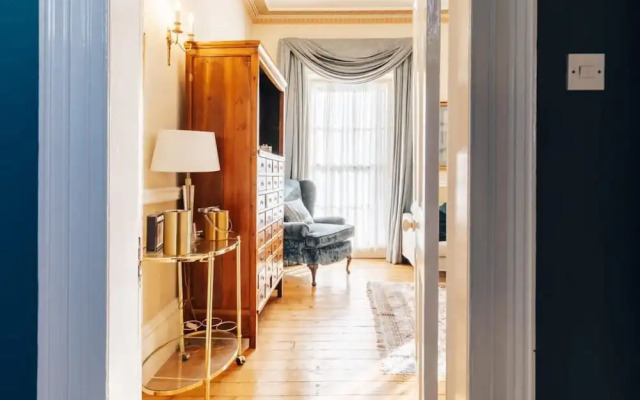 Central Townhouse With Garden Free Parking